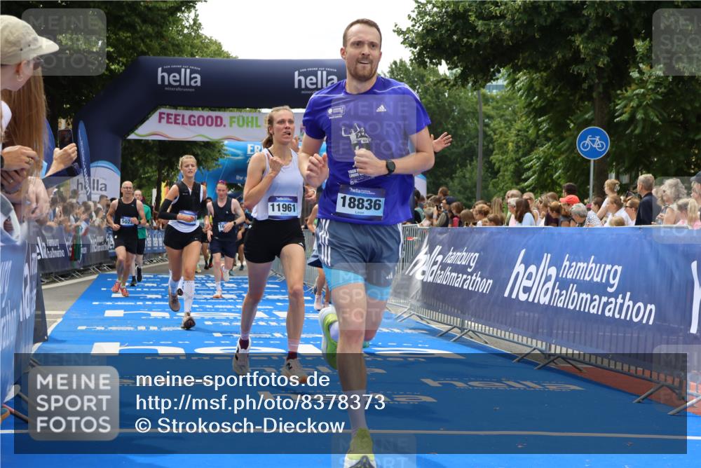 29.06.2025 - hella hamburg halbmarathon Strokosch-Dieckow http://msf.ph/oto/8378373 29.06.2025 10:47:51 Ziel 1604, 1613, 2340, 4528, 5022, 5915, 6836, 8564, 11961, 12679, 14383, 14730, 15333, 16766, 17451, 18356, 18836, 19198 meine-sportfotos.de