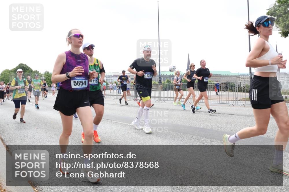29.06.2025 - hella hamburg halbmarathon Lena Gebhardt http://msf.ph/oto/8378568 29.06.2025 10:40:07 Lombardsbrücke 19163, 19157, 5654, 5111, 14327, 1018, 1037, 1058, 1076, 1291, 1586, 1691, 1899, 2019, 2109, 2254, 2313, 2515, 2572, 2866, 2888, 2976, 3046, 3237, 3295, 3515, 3607, 3808, 3810, 3882, 3883, 3884, 4173, 4271, 4298, 4471, 4752, 4756, 5113, 5229, 5263, 5351, 5352, 5654, 5877, 5901, 5975, 6097, 6363, 6427, 6428, 6463, 6548, 6673, 6698, 6739, 6750, 6866, 6876, 6890, 6920, 7045, 7108, 7125, 7174, 7199, 7429, 7455, 7456, 7675, 7850, 8107, 8307, 8612, 10441 meine-sportfotos.de