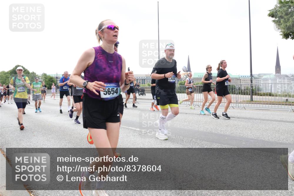 29.06.2025 - hella hamburg halbmarathon Lena Gebhardt http://msf.ph/oto/8378604 29.06.2025 10:40:07 Lombardsbrücke 19163, 19157, 14578, 12500, 5654, 1432, 1018, 1037, 1058, 1076, 1291, 1586, 1691, 1899, 2019, 2109, 2254, 2313, 2515, 2572, 2866, 2888, 2976, 3046, 3237, 3295, 3515, 3607, 3808, 3810, 3882, 3883, 3884, 4173, 4271, 4298, 4471, 4752, 4756, 5113, 5229, 5263, 5351, 5352, 5654, 5877, 5901, 5975, 6097, 6363, 6427, 6428, 6463, 6548, 6673, 6698, 6739, 6750, 6866, 6876, 6890, 6920, 7045, 7108, 7125, 7174, 7199, 7429, 7455, 7456, 7675, 7850, 8107, 8307, 8612, 10441 meine-sportfotos.de