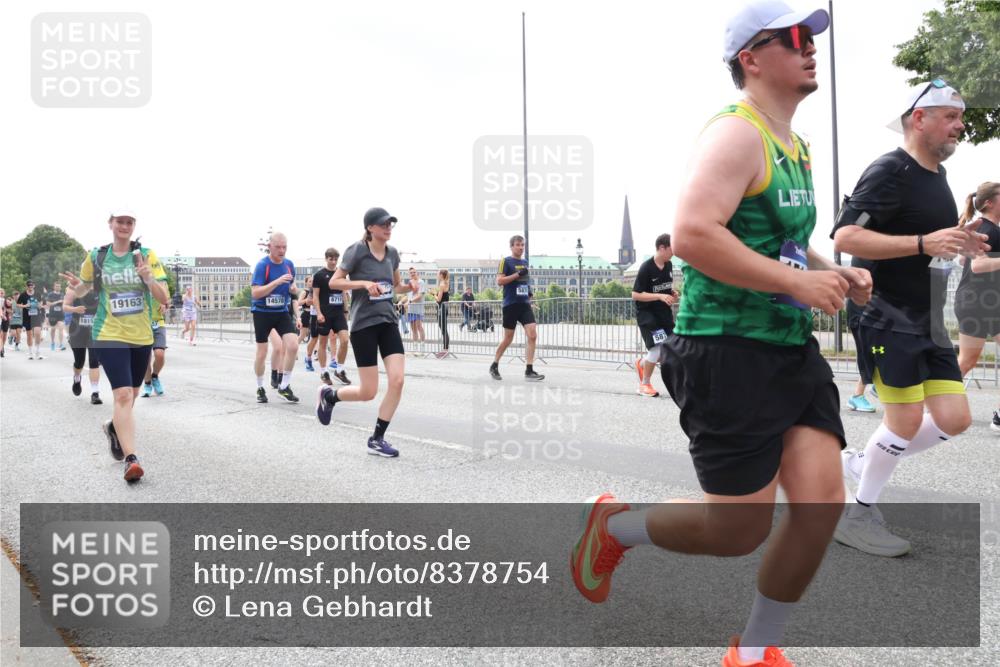 29.06.2025 - hella hamburg halbmarathon Lena Gebhardt http://msf.ph/oto/8378754 29.06.2025 10:40:08 Lombardsbrücke 19163, 14578, 6719, 587, 1018, 1037, 1058, 1076, 1291, 1586, 1691, 1899, 2019, 2109, 2254, 2313, 2515, 2572, 2866, 2888, 2976, 3046, 3237, 3295, 3515, 3607, 3808, 3810, 3882, 3883, 3884, 4173, 4271, 4298, 4471, 4752, 4756, 5113, 5229, 5263, 5351, 5352, 5654, 5877, 5901, 5975, 6076, 6097, 6363, 6428, 6463, 6548, 6673, 6698, 6739, 6750, 6866, 6876, 6890, 6920, 7045, 7108, 7125, 7174, 7429, 7455, 7456, 7675, 7850, 8107, 8307, 8612, 10441 meine-sportfotos.de