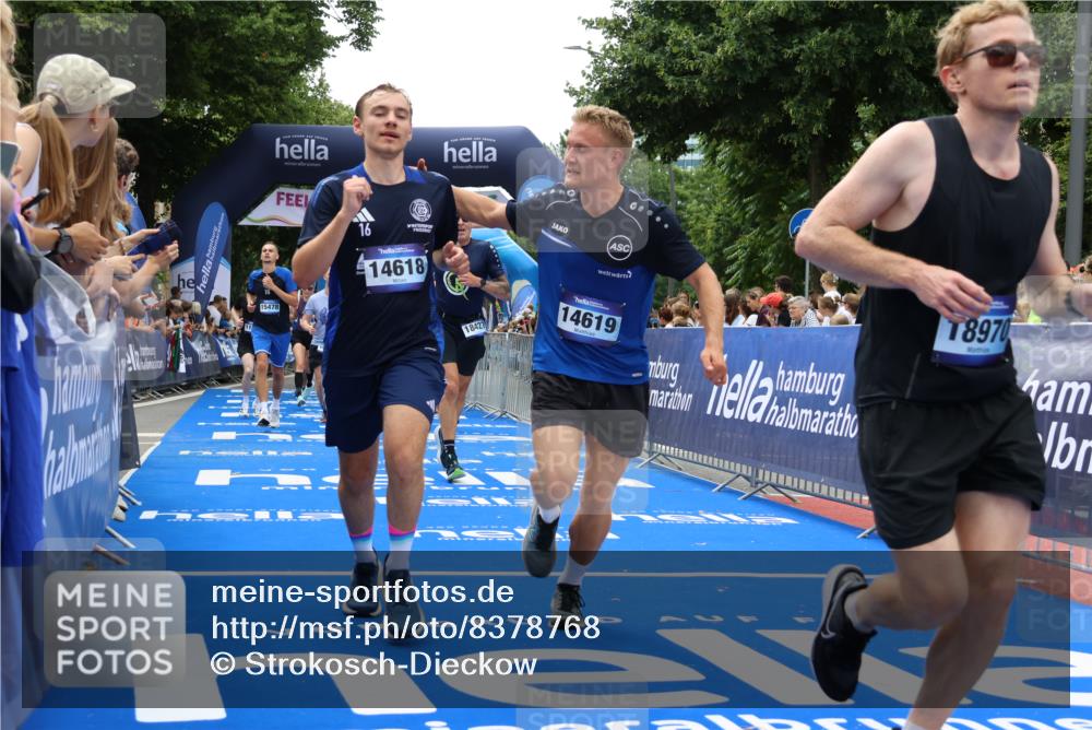 29.06.2025 - hella hamburg halbmarathon Strokosch-Dieckow http://msf.ph/oto/8378768 29.06.2025 10:47:37 Ziel 1070, 1320, 1696, 2284, 2708, 5889, 6009, 7962, 8023, 8234, 8927, 10969, 10988, 11283, 12870, 13223, 13303, 13948, 14618, 14619, 15451, 15478, 15479, 16205, 17229, 18104, 18430, 18970, 19181 meine-sportfotos.de