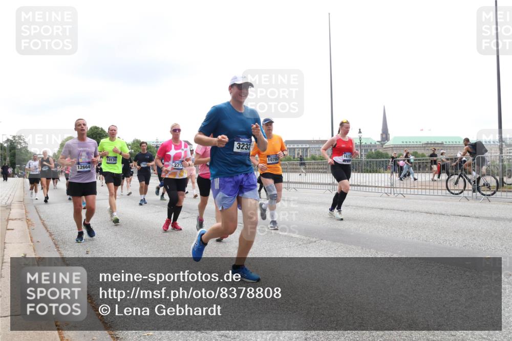29.06.2025 - hella hamburg halbmarathon Lena Gebhardt http://msf.ph/oto/8378808 29.06.2025 10:49:25 Lombardsbrücke 12664, 10130, 2713, 3232, 10782, 1675, 1525, 1625, 1805, 1888, 2067, 2160, 2395, 2466, 2527, 2541, 2668, 2713, 2927, 3070, 3086, 3183, 3232, 3253, 3383, 3943, 4403, 4525, 4527, 4589, 4769, 4809, 5106, 5118, 5463, 5551, 5552, 6191, 6566, 6694, 6979, 6989, 7301, 7305, 7339, 7650, 7931, 7936, 8549, 9162, 9245, 9261, 9341, 9359, 10033, 10038, 10081, 10130, 10333, 10479, 10704, 10782, 10785, 11000, 11031, 11192, 11558, 11631, 12388 meine-sportfotos.de