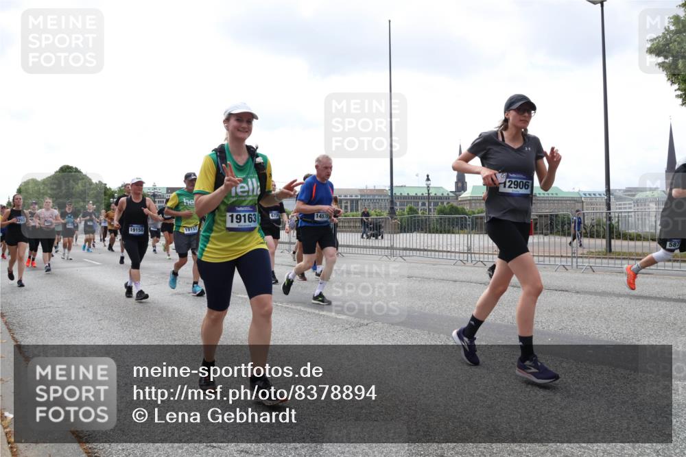 29.06.2025 - hella hamburg halbmarathon Lena Gebhardt http://msf.ph/oto/8378894 29.06.2025 10:40:09 Lombardsbrücke 19158, 19157, 19163, 6726, 14578, 2906, 587, 1018, 1037, 1058, 1076, 1291, 1586, 1691, 1899, 2019, 2109, 2254, 2313, 2515, 2572, 2866, 2888, 2976, 3046, 3237, 3295, 3515, 3607, 3808, 3810, 3882, 3883, 3884, 4173, 4271, 4298, 4471, 4752, 4756, 5113, 5229, 5263, 5351, 5352, 5654, 5877, 5901, 5975, 6076, 6097, 6363, 6463, 6548, 6673, 6698, 6739, 6750, 6866, 6876, 6890, 6920, 7045, 7108, 7125, 7174, 7429, 7455, 7456, 7675, 7850, 8107, 8307, 8612, 10441 meine-sportfotos.de