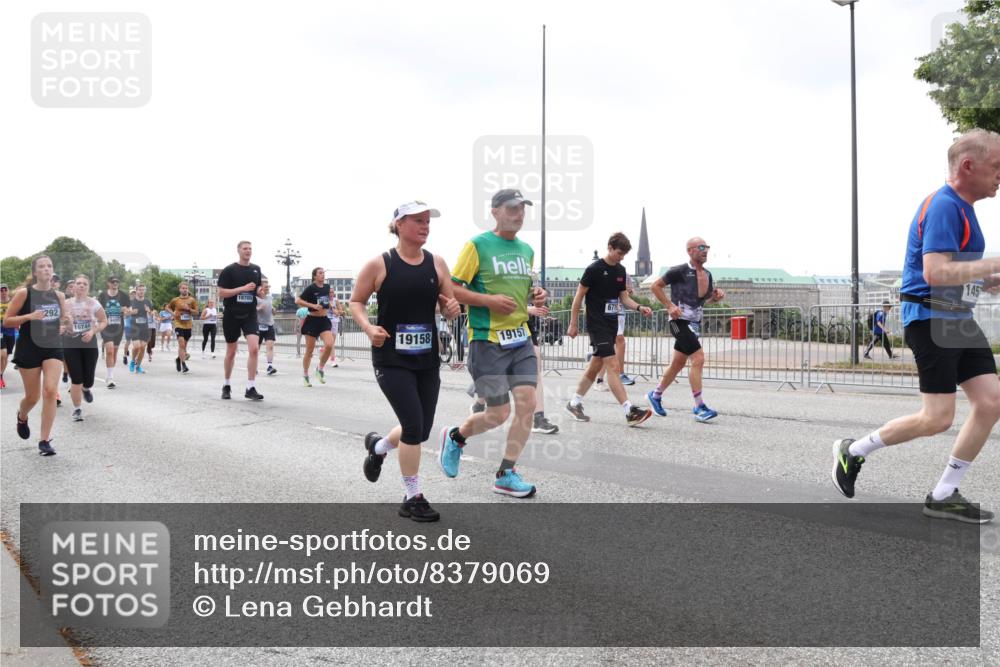 29.06.2025 - hella hamburg halbmarathon Lena Gebhardt http://msf.ph/oto/8379069 29.06.2025 10:40:11 Lombardsbrücke 292, 18705, 16744, 19158, 19157, 145, 1018, 1037, 1058, 1076, 1291, 1586, 1691, 1899, 2019, 2109, 2254, 2313, 2515, 2572, 2866, 2888, 3046, 3237, 3293, 3295, 3515, 3607, 3808, 3810, 3882, 3883, 3884, 4173, 4271, 4298, 4471, 4752, 4756, 5113, 5229, 5263, 5351, 5352, 5654, 5877, 5901, 5975, 6076, 6097, 6363, 6463, 6548, 6673, 6698, 6739, 6750, 6866, 6876, 6890, 6920, 7045, 7108, 7174, 7429, 7455, 7456, 7675, 7850, 8107, 8307, 8612, 10441 meine-sportfotos.de