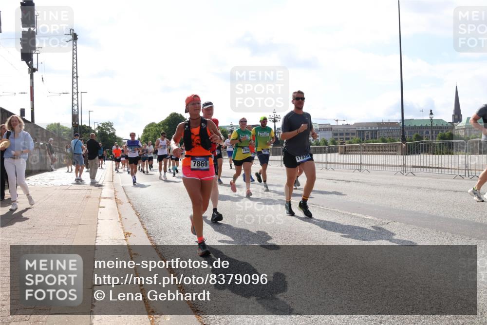 29.06.2025 - hella hamburg halbmarathon Lena Gebhardt http://msf.ph/oto/8379096 29.06.2025 10:02:37 Lombardsbrücke 7869, 19146, 19176, 17939, 1128, 1254, 1432, 1702, 1733, 2142, 2322, 2323, 2685, 2712, 2819, 3225, 3630, 3780, 3919, 3976, 4066, 4665, 4904, 4985, 5734, 5763, 6295, 6322, 6708, 6752, 6815, 6860, 6997, 7031, 7049, 7323, 7869, 7888, 8003, 8364, 8481, 8483, 8624, 8662, 8749, 9006, 9020, 9021, 9131, 9156, 9353, 9554, 9986, 10128, 10295, 10539, 10866, 11191, 11250, 11515, 11554, 11670, 11702, 11782, 11871, 11935, 11938, 11968, 12315, 12491, 12908, 14224 meine-sportfotos.de