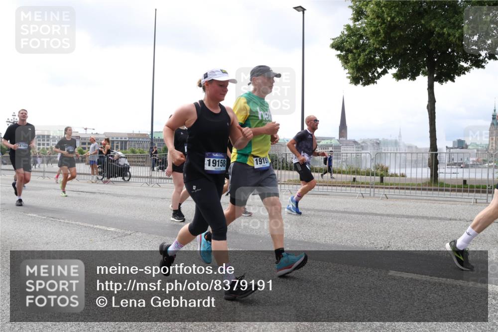 29.06.2025 - hella hamburg halbmarathon Lena Gebhardt http://msf.ph/oto/8379191 29.06.2025 10:40:11 Lombardsbrücke 8705, 19818, 19158, 1915, 1018, 1037, 1058, 1076, 1291, 1586, 1691, 1899, 2019, 2109, 2254, 2313, 2515, 2572, 2866, 2888, 3046, 3237, 3293, 3295, 3515, 3607, 3808, 3810, 3882, 3883, 3884, 4173, 4271, 4298, 4471, 4752, 4756, 5113, 5229, 5263, 5351, 5352, 5654, 5877, 5901, 5975, 6076, 6097, 6363, 6463, 6548, 6673, 6698, 6739, 6750, 6866, 6876, 6890, 6920, 7045, 7108, 7174, 7429, 7455, 7456, 7675, 7850, 8107, 8307, 8612, 10441 meine-sportfotos.de
