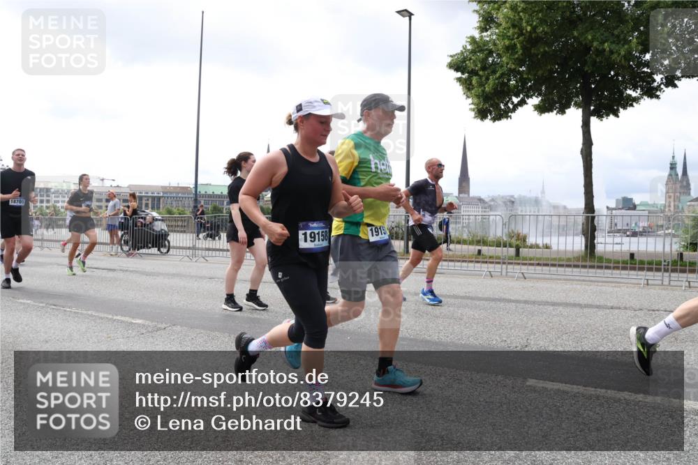 29.06.2025 - hella hamburg halbmarathon Lena Gebhardt http://msf.ph/oto/8379245 29.06.2025 10:40:11 Lombardsbrücke 18705, 19158, 1915, 1018, 1037, 1058, 1076, 1291, 1586, 1691, 1899, 2019, 2109, 2254, 2313, 2515, 2572, 2866, 2888, 3046, 3237, 3293, 3295, 3515, 3607, 3808, 3810, 3882, 3883, 3884, 4173, 4271, 4298, 4471, 4752, 4756, 5113, 5229, 5263, 5351, 5352, 5654, 5877, 5901, 5975, 6076, 6097, 6363, 6463, 6548, 6673, 6698, 6739, 6750, 6866, 6876, 6890, 6920, 7045, 7108, 7174, 7429, 7455, 7456, 7675, 7850, 8107, 8307, 8612, 10441 meine-sportfotos.de