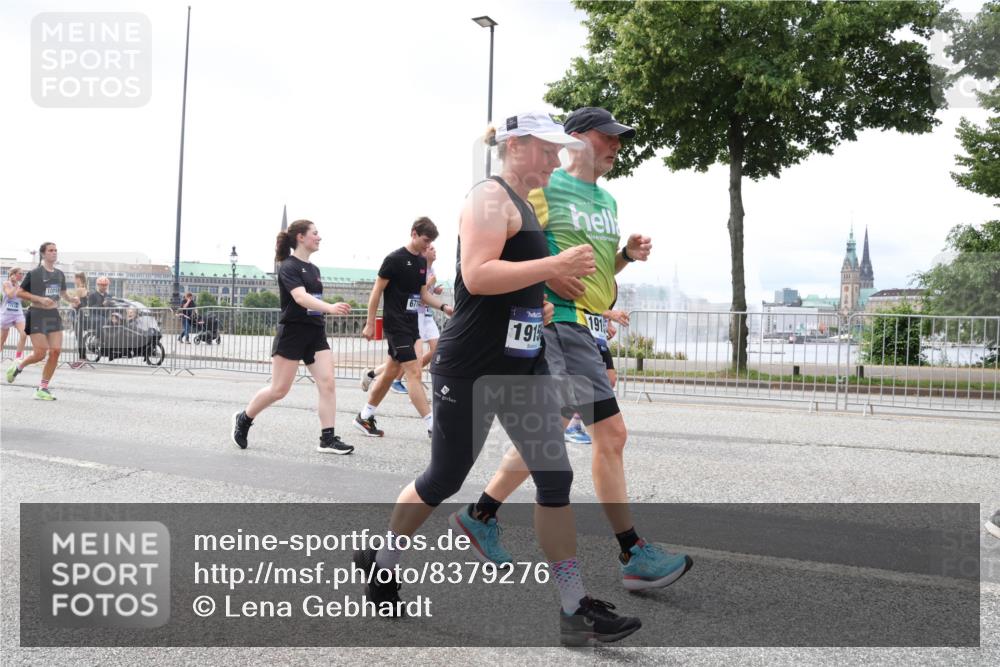 29.06.2025 - hella hamburg halbmarathon Lena Gebhardt http://msf.ph/oto/8379276 29.06.2025 10:40:11 Lombardsbrücke 10818, 671, 1915, 191, 1018, 1037, 1058, 1076, 1291, 1586, 1691, 1899, 2019, 2109, 2254, 2313, 2515, 2572, 2866, 2888, 3046, 3237, 3293, 3295, 3515, 3607, 3808, 3810, 3882, 3883, 3884, 4173, 4271, 4298, 4471, 4752, 4756, 5113, 5229, 5263, 5351, 5352, 5654, 5877, 5901, 5975, 6076, 6097, 6363, 6463, 6548, 6673, 6698, 6739, 6750, 6866, 6876, 6890, 6920, 7045, 7108, 7174, 7429, 7455, 7456, 7675, 7850, 8107, 8307, 8612, 10441 meine-sportfotos.de
