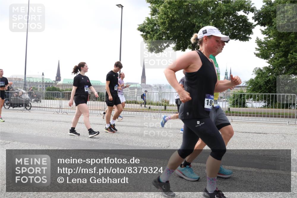 29.06.2025 - hella hamburg halbmarathon Lena Gebhardt http://msf.ph/oto/8379324 29.06.2025 10:40:12 Lombardsbrücke 0818, 67, 19, 19, 1018, 1037, 1058, 1076, 1291, 1586, 1691, 1899, 2019, 2109, 2254, 2313, 2515, 2572, 2866, 2888, 3046, 3237, 3293, 3295, 3515, 3607, 3808, 3810, 3882, 3883, 3884, 4173, 4271, 4471, 4752, 4756, 5113, 5229, 5263, 5351, 5352, 5654, 5702, 5877, 5901, 5975, 6076, 6097, 6229, 6363, 6463, 6548, 6673, 6698, 6739, 6750, 6866, 6876, 6890, 6920, 7045, 7108, 7174, 7429, 7455, 7456, 7675, 7850, 8107, 8307, 8391, 8612, 10441 meine-sportfotos.de