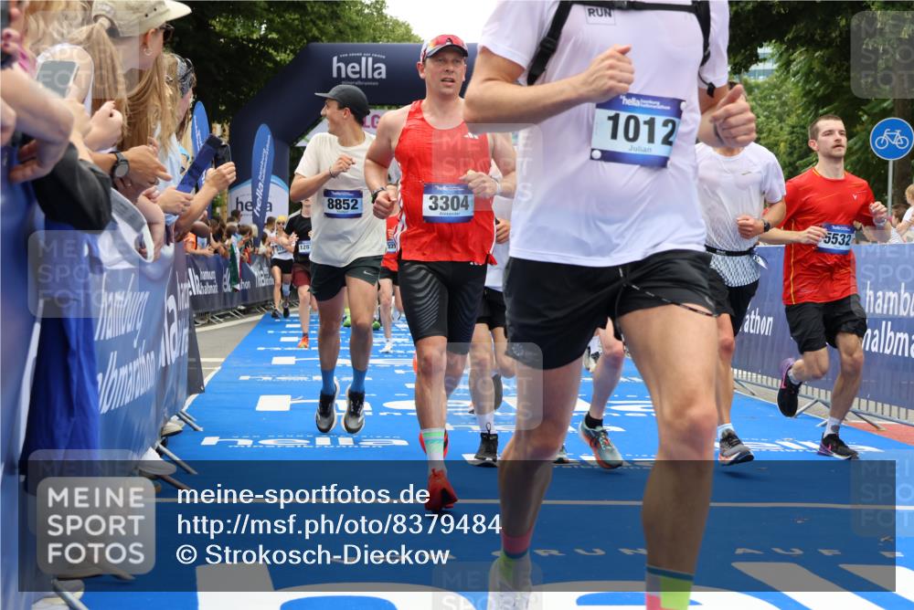 29.06.2025 - hella hamburg halbmarathon Strokosch-Dieckow http://msf.ph/oto/8379484 29.06.2025 10:47:28 Ziel 51, 1012, 1070, 1320, 1592, 1696, 2274, 2284, 2839, 2869, 2953, 3304, 5532, 5650, 5889, 6009, 8023, 8234, 8693, 8852, 8927, 9305, 10423, 10969, 11021, 11077, 11491, 12870, 13223, 13303, 14619, 15350, 15451, 15479, 15923, 16089, 16819, 17846, 17905, 18104, 18758, 18974, 19181 meine-sportfotos.de