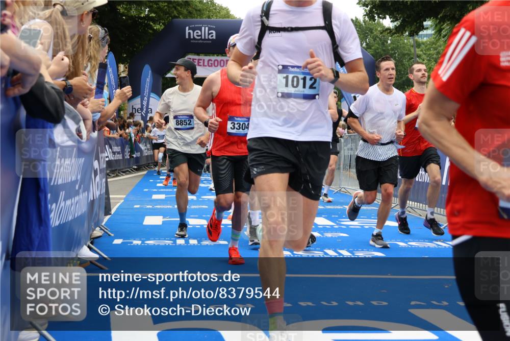 29.06.2025 - hella hamburg halbmarathon Strokosch-Dieckow http://msf.ph/oto/8379544 29.06.2025 10:47:28 Ziel 51, 1012, 1070, 1320, 1592, 1696, 2274, 2284, 2839, 2869, 2953, 3304, 5532, 5650, 5889, 6009, 8023, 8234, 8693, 8852, 8927, 9305, 10423, 10969, 11021, 11077, 11491, 12870, 13223, 13303, 14619, 15350, 15451, 15479, 15923, 16089, 16819, 17846, 17905, 18104, 18758, 18974, 19181 meine-sportfotos.de