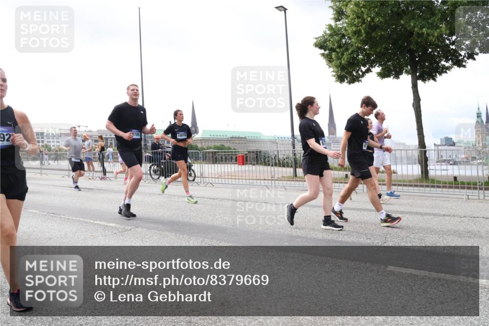 29.06.2025 - hella hamburg halbmarathon Lena Gebhardt http://msf.ph/oto/8379669 29.06.2025 10:40:12 Lombardsbrücke 927, 8705, 10818, 1018, 1037, 1058, 1076, 1291, 1586, 1691, 1899, 2019, 2109, 2254, 2313, 2515, 2572, 2866, 2888, 3046, 3237, 3293, 3295, 3515, 3607, 3808, 3810, 3882, 3883, 3884, 4173, 4271, 4471, 4752, 4756, 5113, 5229, 5263, 5351, 5352, 5654, 5702, 5877, 5901, 5975, 6076, 6097, 6229, 6363, 6463, 6548, 6673, 6698, 6739, 6750, 6866, 6876, 6890, 6920, 7045, 7108, 7174, 7429, 7455, 7456, 7675, 7850, 8107, 8307, 8391, 8612, 10441 meine-sportfotos.de