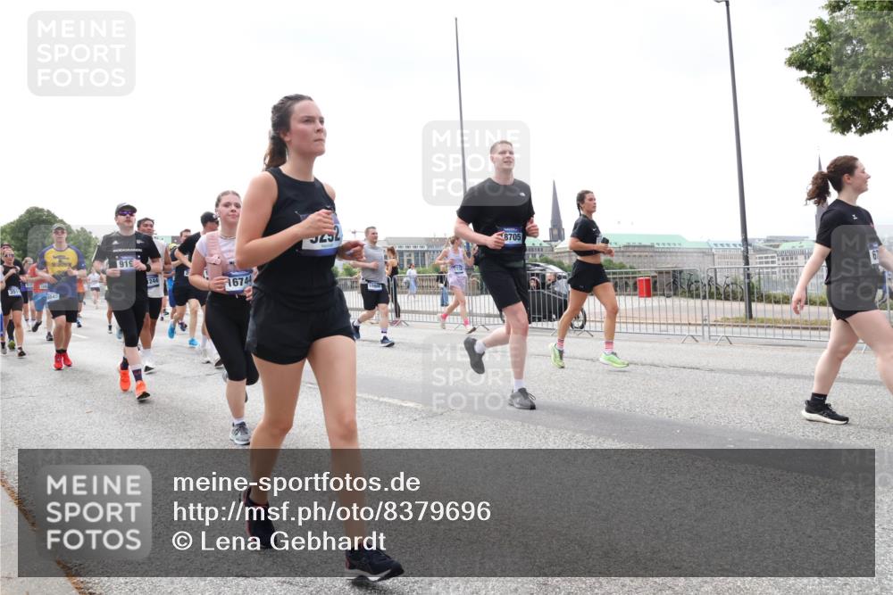 29.06.2025 - hella hamburg halbmarathon Lena Gebhardt http://msf.ph/oto/8379696 29.06.2025 10:40:13 Lombardsbrücke 6545, 919, 1244, 16744, 8705, 1018, 1037, 1058, 1076, 1291, 1586, 1691, 1899, 2019, 2109, 2254, 2313, 2515, 2572, 2866, 2888, 3046, 3237, 3293, 3295, 3515, 3607, 3808, 3810, 3882, 3883, 3884, 4173, 4271, 4471, 4752, 4756, 5113, 5229, 5263, 5351, 5352, 5654, 5702, 5877, 5901, 5975, 6076, 6097, 6229, 6363, 6463, 6548, 6673, 6698, 6739, 6750, 6866, 6876, 6890, 6920, 7045, 7108, 7174, 7455, 7456, 7675, 7850, 8107, 8307, 8391, 8612, 10441 meine-sportfotos.de
