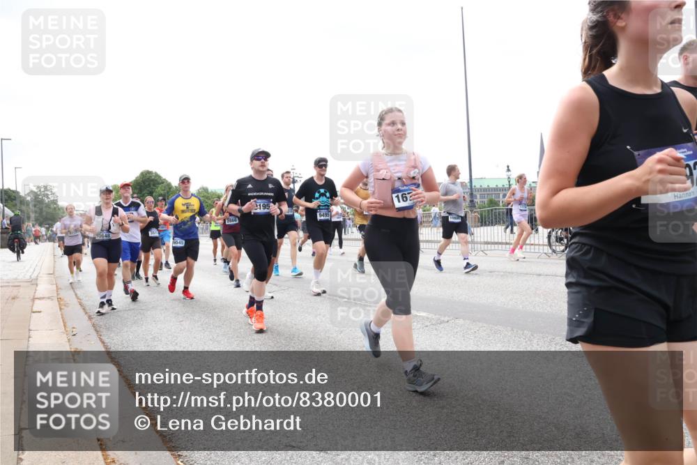 29.06.2025 - hella hamburg halbmarathon Lena Gebhardt http://msf.ph/oto/8380001 29.06.2025 10:40:13 Lombardsbrücke 6750, 0648, 3519, 6545, 195, 162, 19, 2866, 9495, 1018, 1037, 1058, 1076, 1291, 1586, 1691, 1899, 2019, 2109, 2254, 2313, 2515, 2572, 2866, 2888, 3046, 3237, 3293, 3295, 3515, 3607, 3808, 3810, 3882, 3883, 3884, 4173, 4271, 4471, 4752, 4756, 5113, 5229, 5263, 5351, 5352, 5654, 5702, 5877, 5901, 5975, 6076, 6097, 6229, 6363, 6463, 6548, 6673, 6698, 6739, 6750, 6866, 6876, 6890, 6920, 7045, 7108, 7174, 7455, 7456, 7675, 7850, 8107, 8307, 8391, 8612, 10441 meine-sportfotos.de