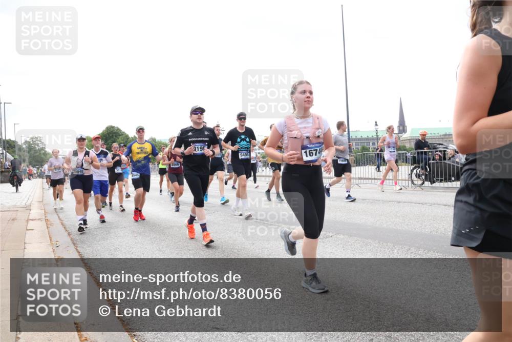 29.06.2025 - hella hamburg halbmarathon Lena Gebhardt http://msf.ph/oto/8380056 29.06.2025 10:40:13 Lombardsbrücke 6750, 0648, 6545, 2866, 9195, 9495, 1674, 1080, 1018, 1037, 1058, 1076, 1291, 1586, 1691, 1899, 2019, 2109, 2254, 2313, 2515, 2572, 2866, 2888, 3046, 3237, 3293, 3295, 3515, 3607, 3808, 3810, 3882, 3883, 3884, 4173, 4271, 4471, 4752, 4756, 5113, 5229, 5263, 5351, 5352, 5654, 5702, 5877, 5901, 5975, 6076, 6097, 6229, 6363, 6463, 6548, 6673, 6698, 6739, 6750, 6866, 6876, 6890, 6920, 7045, 7108, 7174, 7455, 7456, 7675, 7850, 8107, 8307, 8391, 8612, 10441 meine-sportfotos.de