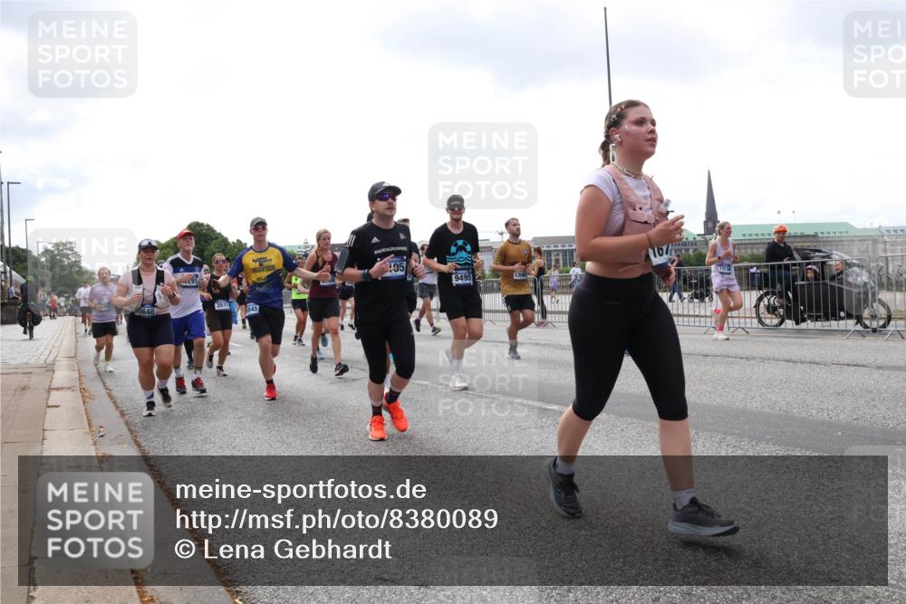 29.06.2025 - hella hamburg halbmarathon Lena Gebhardt http://msf.ph/oto/8380089 29.06.2025 10:40:14 Lombardsbrücke 750, 3515, 0648, 545, 95, 17116, 9495, 1018, 1037, 1058, 1076, 1291, 1586, 1691, 1899, 2019, 2109, 2254, 2313, 2515, 2572, 2763, 2866, 2888, 3046, 3237, 3293, 3295, 3515, 3607, 3808, 3810, 3882, 3883, 3884, 4173, 4271, 4471, 4752, 4756, 5059, 5113, 5229, 5263, 5351, 5352, 5654, 5702, 5877, 5901, 5975, 6076, 6097, 6229, 6363, 6463, 6548, 6673, 6698, 6750, 6866, 6876, 6890, 6920, 7045, 7108, 7174, 7455, 7456, 7675, 7850, 8107, 8307, 8391, 8612, 10441 meine-sportfotos.de