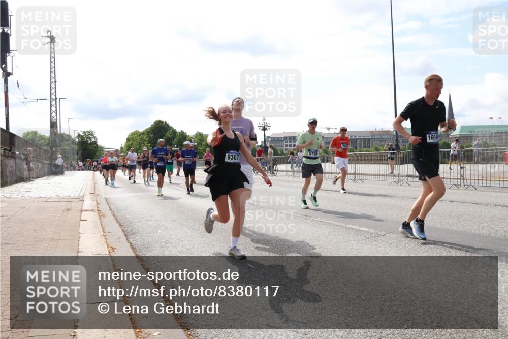 29.06.2025 - hella hamburg halbmarathon Lena Gebhardt http://msf.ph/oto/8380117 29.06.2025 10:15:30 Lombardsbrücke 16040, 9307, 5739, 13453, 1296, 1440, 1524, 1745, 2110, 2281, 2720, 2989, 3417, 3513, 3650, 4007, 4466, 4492, 4494, 4495, 5069, 5271, 5739, 5986, 6317, 6376, 6576, 7452, 7809, 7810, 7881, 8237, 8256, 8609, 9192, 9307, 9423, 9657, 9847, 9975, 9997, 10108, 10775, 10858, 11271, 11598, 12457, 12521, 13179, 13197, 13453, 13500, 13818, 13951, 14413, 14423, 14550, 14552, 15150, 15307, 15740 meine-sportfotos.de