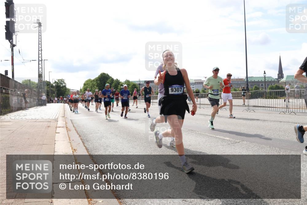 29.06.2025 - hella hamburg halbmarathon Lena Gebhardt http://msf.ph/oto/8380196 29.06.2025 10:15:30 Lombardsbrücke 3500, 13453, 9307, 5739, 1296, 1440, 1524, 1745, 2110, 2281, 2720, 2989, 3417, 3513, 3650, 4007, 4466, 4492, 4494, 4495, 5069, 5271, 5739, 5986, 6317, 6376, 6576, 7452, 7809, 7810, 7881, 8237, 8256, 8609, 9192, 9307, 9423, 9657, 9847, 9975, 9997, 10108, 10775, 10858, 11271, 11598, 12457, 12521, 13179, 13197, 13453, 13500, 13818, 13951, 14413, 14423, 14550, 14552, 15150, 15307, 15740 meine-sportfotos.de