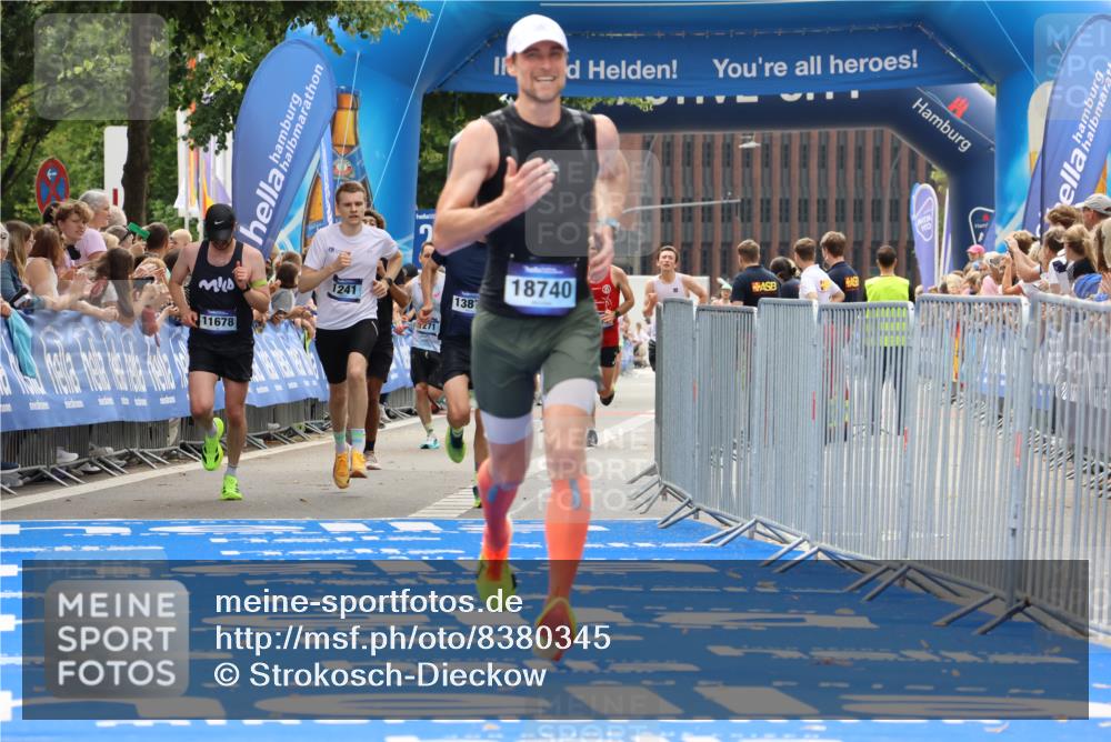 29.06.2025 - hella hamburg halbmarathon Strokosch-Dieckow http://msf.ph/oto/8380345 29.06.2025 10:24:43 Ziel 1241, 1271, 2892, 7142, 11678, 13872, 18740 meine-sportfotos.de