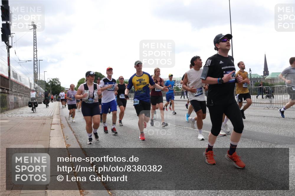 29.06.2025 - hella hamburg halbmarathon Lena Gebhardt http://msf.ph/oto/8380382 29.06.2025 10:40:14 Lombardsbrücke 0648, 351, 545, 200, 1244, 15, 1018, 1037, 1058, 1076, 1291, 1586, 1691, 1899, 2019, 2109, 2254, 2313, 2515, 2572, 2763, 2866, 2888, 3046, 3237, 3293, 3295, 3515, 3607, 3808, 3810, 3882, 3883, 3884, 4173, 4271, 4471, 4752, 4756, 5059, 5113, 5229, 5263, 5351, 5352, 5654, 5702, 5877, 5901, 5975, 6076, 6097, 6229, 6363, 6463, 6548, 6673, 6698, 6750, 6866, 6876, 6890, 6920, 7045, 7108, 7174, 7455, 7456, 7675, 7850, 8107, 8307, 8391, 8612, 10441 meine-sportfotos.de