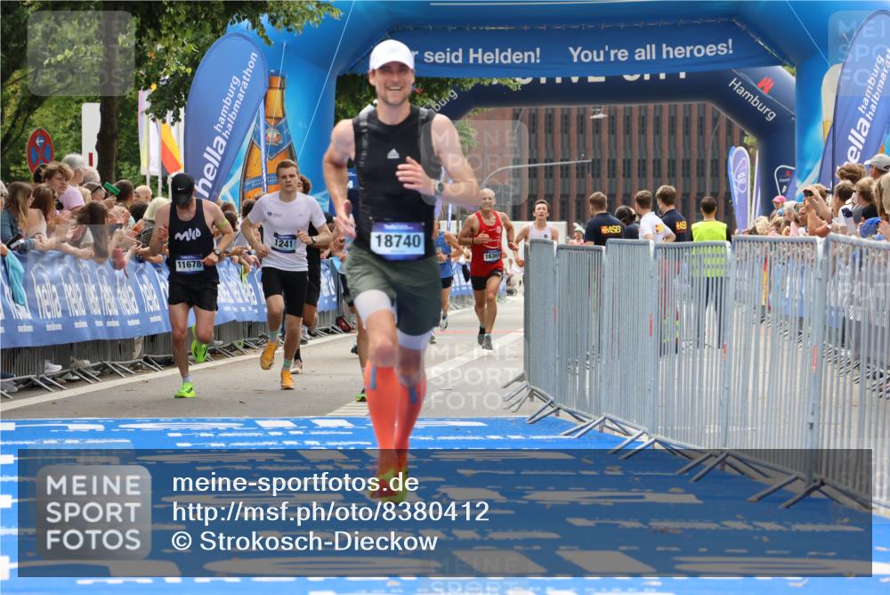 29.06.2025 - hella hamburg halbmarathon Strokosch-Dieckow http://msf.ph/oto/8380412 29.06.2025 10:24:43 Ziel 1241, 1271, 2892, 7142, 11678, 13872, 18740 meine-sportfotos.de