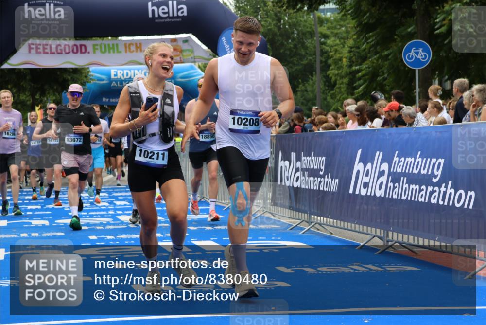 29.06.2025 - hella hamburg halbmarathon Strokosch-Dieckow http://msf.ph/oto/8380480 29.06.2025 10:47:13 Ziel 2623, 2864, 4093, 5024, 6134, 6168, 6203, 6373, 6716, 7480, 7908, 10208, 10211, 11518, 12579, 13007, 13672, 13782, 14722, 15611, 15684, 16286, 17718, 17915, 18856 meine-sportfotos.de
