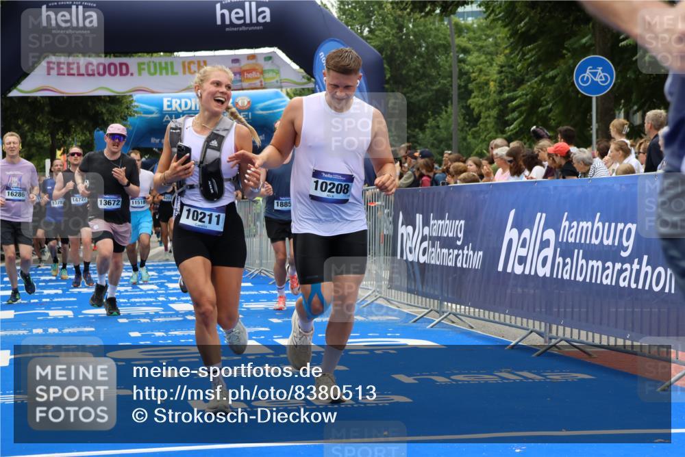 29.06.2025 - hella hamburg halbmarathon Strokosch-Dieckow http://msf.ph/oto/8380513 29.06.2025 10:47:13 Ziel 2623, 2864, 4093, 5024, 6134, 6168, 6203, 6373, 6716, 7480, 7908, 10208, 10211, 11518, 12579, 13007, 13672, 13782, 14722, 15611, 15684, 16286, 17718, 17915, 18856 meine-sportfotos.de