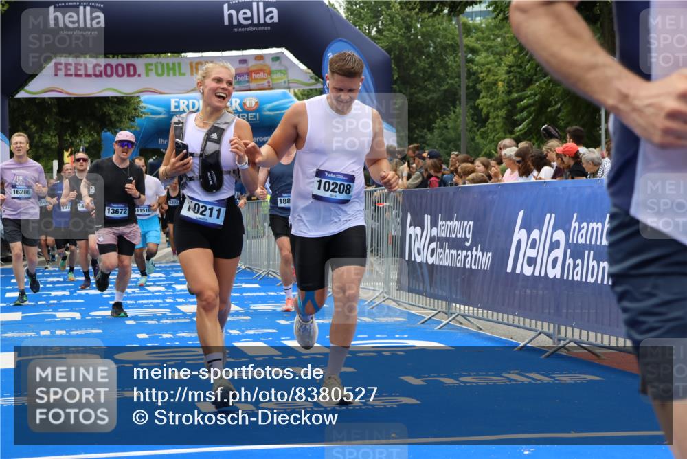 29.06.2025 - hella hamburg halbmarathon Strokosch-Dieckow http://msf.ph/oto/8380527 29.06.2025 10:47:13 Ziel 2623, 2864, 4093, 5024, 6134, 6168, 6203, 6373, 6716, 7480, 7908, 10208, 10211, 11518, 12579, 13007, 13672, 13782, 14722, 15611, 15684, 16286, 17718, 17915, 18856 meine-sportfotos.de