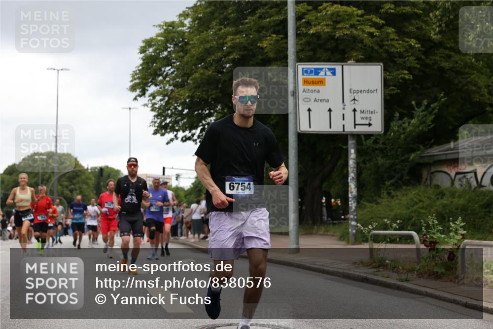 29.06.2025 - hella hamburg halbmarathon Yannick Fuchs http://msf.ph/oto/8380576 29.06.2025 10:54:46 20KM 1364, 1414, 1653, 2322, 2323, 3698, 5602, 5603, 6033, 6201, 6309, 6487, 6754, 6757, 6921, 7006, 7065, 7306, 7636, 7759, 7761, 8191, 8421, 8422, 8662, 8923, 9020, 9021, 10534, 10576, 11623, 11702, 11753, 11782, 11937, 12491, 13459, 13589, 14429, 15269, 16621, 17226, 17899, 17952, 18029, 18063, 18757, 19117, 19146, 19242, 19246 meine-sportfotos.de