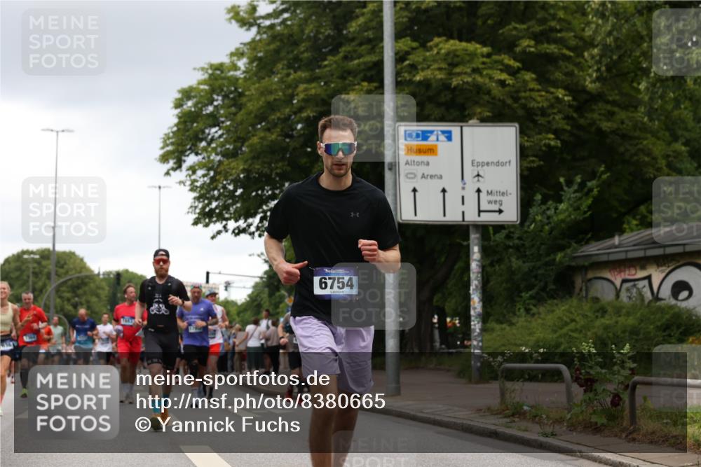 29.06.2025 - hella hamburg halbmarathon Yannick Fuchs http://msf.ph/oto/8380665 29.06.2025 10:54:46 20KM 1364, 1414, 1653, 2322, 2323, 3698, 5602, 5603, 6033, 6201, 6309, 6487, 6754, 6757, 6921, 7006, 7065, 7306, 7636, 7759, 7761, 8191, 8421, 8422, 8662, 8923, 9020, 9021, 10534, 10576, 11623, 11702, 11753, 11782, 11937, 12491, 13459, 13589, 14429, 15269, 16621, 17226, 17899, 17952, 18029, 18063, 18757, 19117, 19146, 19242, 19246 meine-sportfotos.de