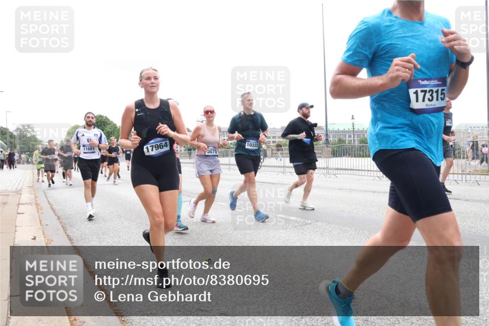 29.06.2025 - hella hamburg halbmarathon Lena Gebhardt http://msf.ph/oto/8380695 29.06.2025 10:49:29 Lombardsbrücke 11681, 17964, 3070, 10333, 17315, 11889, 1040, 1041, 1525, 1625, 1805, 1888, 2067, 2395, 2466, 2527, 2541, 2668, 2713, 2862, 2927, 2997, 3070, 3086, 3183, 3232, 3253, 3383, 3943, 4403, 4525, 4527, 4589, 4769, 4809, 5076, 5106, 5118, 5463, 5551, 5552, 5694, 6191, 6694, 6979, 6989, 7301, 7305, 7339, 7650, 7679, 7931, 7936, 8549, 9162, 9245, 9261, 9341, 9359, 10033, 10038, 10130, 10333, 10403, 10479, 10704, 10782, 10785, 11031, 11192, 11558, 11631, 12388, 13764 meine-sportfotos.de