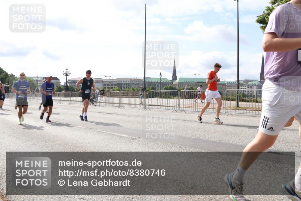 29.06.2025 - hella hamburg halbmarathon Lena Gebhardt http://msf.ph/oto/8380746 29.06.2025 10:15:31 Lombardsbrücke 13500, 18252, 1296, 1440, 1524, 1745, 2110, 2281, 2720, 2989, 3417, 3513, 3650, 4007, 4466, 4492, 4494, 4495, 5069, 5271, 5739, 5986, 6317, 6376, 6576, 7452, 7809, 7810, 7881, 8237, 8256, 8609, 9192, 9307, 9423, 9657, 9847, 9975, 9997, 10108, 10775, 10858, 11598, 12457, 12469, 12521, 13179, 13197, 13453, 13500, 13818, 13951, 14413, 14423, 14550, 14552, 15150, 15307, 15740 meine-sportfotos.de