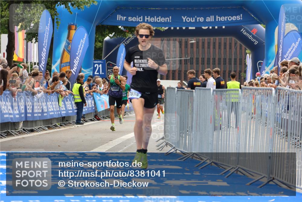 29.06.2025 - hella hamburg halbmarathon Strokosch-Dieckow http://msf.ph/oto/8381041 29.06.2025 10:24:26 Ziel 7855, 18695 meine-sportfotos.de