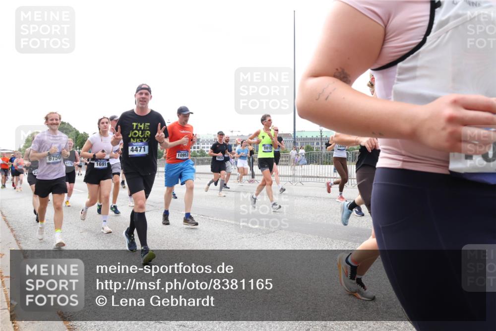 29.06.2025 - hella hamburg halbmarathon Lena Gebhardt http://msf.ph/oto/8381165 29.06.2025 10:40:17 Lombardsbrücke 6750, 6876, 1691, 4471, 10953, 6920, 8815, 1018, 1037, 1058, 1076, 1291, 1586, 1691, 1899, 2019, 2109, 2254, 2313, 2515, 2572, 2762, 2763, 2866, 2888, 3237, 3293, 3295, 3515, 3607, 3808, 3810, 3882, 3883, 3884, 4173, 4271, 4471, 4756, 4906, 5059, 5113, 5229, 5263, 5351, 5352, 5654, 5702, 5877, 5901, 5975, 6076, 6097, 6229, 6278, 6280, 6363, 6463, 6548, 6673, 6698, 6750, 6866, 6876, 6890, 6920, 7045, 7108, 7174, 7455, 7456, 7675, 7850, 8107, 8307, 8378, 8391, 8612 meine-sportfotos.de