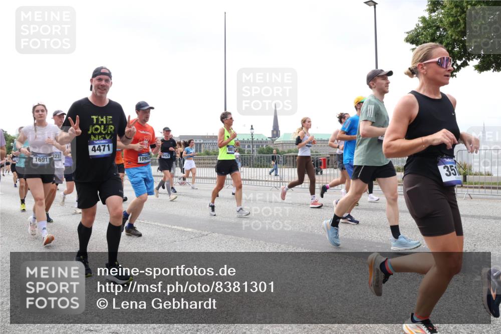 29.06.2025 - hella hamburg halbmarathon Lena Gebhardt http://msf.ph/oto/8381301 29.06.2025 10:40:17 Lombardsbrücke 1691, 3237, 4471, 10953, 6920, 881, 35, 1018, 1037, 1058, 1076, 1291, 1586, 1691, 1899, 2019, 2109, 2254, 2313, 2515, 2572, 2762, 2763, 2866, 2888, 3237, 3293, 3295, 3515, 3607, 3808, 3810, 3882, 3883, 3884, 4173, 4271, 4471, 4756, 4906, 5059, 5113, 5229, 5263, 5351, 5352, 5654, 5702, 5877, 5901, 5975, 6076, 6097, 6229, 6278, 6280, 6363, 6463, 6548, 6673, 6698, 6750, 6866, 6876, 6890, 6920, 7045, 7108, 7174, 7455, 7456, 7675, 7850, 8107, 8307, 8378, 8391, 8612 meine-sportfotos.de
