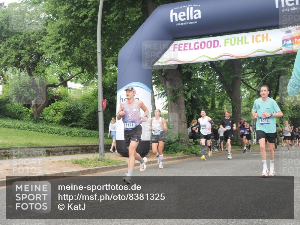 29.06.2025 - hella hamburg halbmarathon KatJ http://msf.ph/oto/8381325 29.06.2025 10:25:15 Zwischen KM18-KM19 2121, 5042, 6993 meine-sportfotos.de