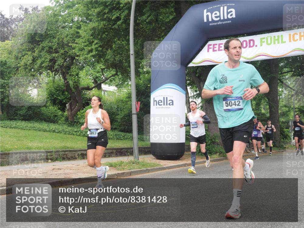 29.06.2025 - hella hamburg halbmarathon KatJ http://msf.ph/oto/8381428 29.06.2025 10:25:16 Zwischen KM18-KM19 2121, 5042, 6993 meine-sportfotos.de