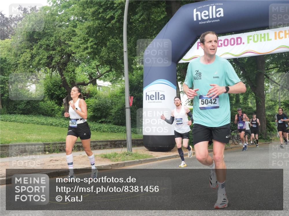 29.06.2025 - hella hamburg halbmarathon KatJ http://msf.ph/oto/8381456 29.06.2025 10:25:16 Zwischen KM18-KM19 2121, 5042, 6993 meine-sportfotos.de