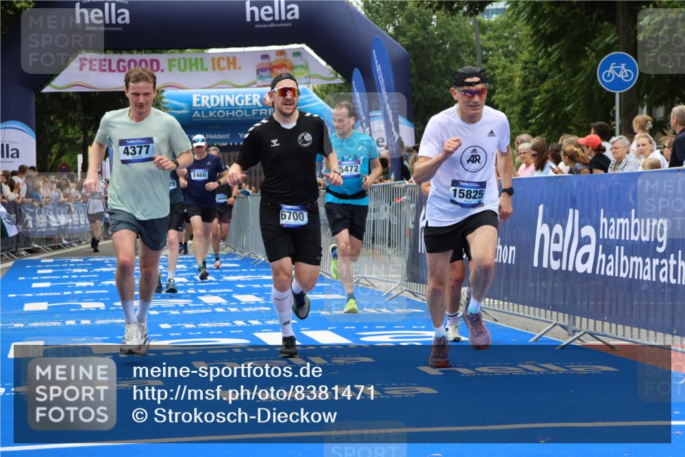 29.06.2025 - hella hamburg halbmarathon Strokosch-Dieckow http://msf.ph/oto/8381471 29.06.2025 10:47:02 Ziel 1139, 1460, 1689, 4093, 4377, 5472, 6700, 7908, 9794, 10122, 12579, 13007, 13728, 14415, 14449, 14594, 14783, 15684, 15825, 16081, 17979 meine-sportfotos.de