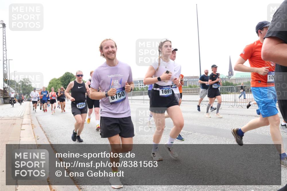 29.06.2025 - hella hamburg halbmarathon Lena Gebhardt http://msf.ph/oto/8381563 29.06.2025 10:40:18 Lombardsbrücke 2254, 6750, 1691, 6920, 109, 1018, 1037, 1058, 1076, 1291, 1586, 1691, 1899, 2019, 2109, 2254, 2313, 2515, 2572, 2762, 2763, 2866, 2888, 3237, 3293, 3295, 3515, 3607, 3808, 3810, 3882, 3883, 3884, 4173, 4271, 4471, 4756, 4906, 5059, 5113, 5229, 5263, 5351, 5352, 5654, 5702, 5877, 5901, 5975, 6076, 6097, 6229, 6278, 6280, 6363, 6463, 6548, 6673, 6698, 6750, 6866, 6876, 6890, 6920, 7045, 7108, 7174, 7455, 7456, 7675, 7850, 8107, 8307, 8378, 8391, 8612 meine-sportfotos.de