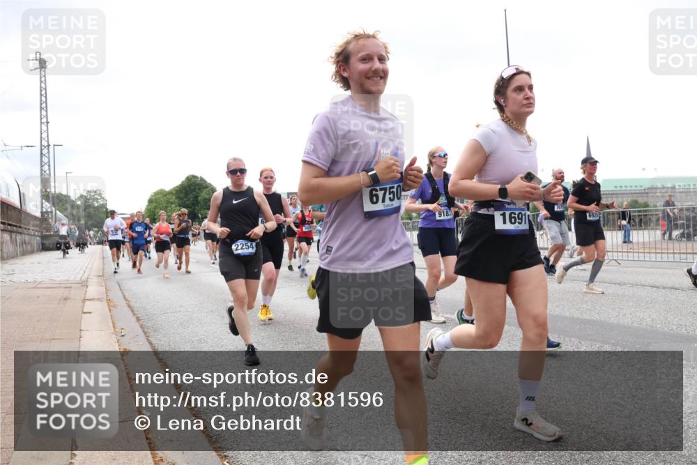 29.06.2025 - hella hamburg halbmarathon Lena Gebhardt http://msf.ph/oto/8381596 29.06.2025 10:40:18 Lombardsbrücke 2254, 6750, 9187, 1691, 7675, 6920, 1018, 1037, 1058, 1076, 1291, 1586, 1691, 1899, 2019, 2109, 2254, 2313, 2515, 2572, 2762, 2763, 2866, 2888, 3237, 3293, 3295, 3515, 3607, 3808, 3810, 3882, 3883, 3884, 4173, 4271, 4471, 4756, 4906, 5059, 5113, 5229, 5263, 5351, 5352, 5654, 5702, 5877, 5901, 5975, 6076, 6097, 6229, 6278, 6280, 6363, 6463, 6548, 6673, 6698, 6750, 6866, 6876, 6890, 6920, 7045, 7108, 7174, 7455, 7456, 7675, 7850, 8107, 8307, 8378, 8391, 8612 meine-sportfotos.de