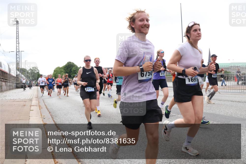 29.06.2025 - hella hamburg halbmarathon Lena Gebhardt http://msf.ph/oto/8381635 29.06.2025 10:40:18 Lombardsbrücke 2254, 6750, 918, 1691, 6920, 1018, 1037, 1058, 1076, 1291, 1586, 1691, 1899, 2019, 2109, 2254, 2313, 2515, 2572, 2762, 2763, 2866, 2888, 3237, 3293, 3295, 3515, 3607, 3808, 3810, 3882, 3883, 3884, 4173, 4271, 4471, 4756, 4906, 5059, 5113, 5229, 5263, 5351, 5352, 5654, 5702, 5877, 5901, 5975, 6076, 6097, 6229, 6278, 6280, 6363, 6463, 6548, 6673, 6698, 6750, 6866, 6876, 6890, 6920, 7045, 7108, 7174, 7455, 7456, 7675, 7850, 8107, 8307, 8378, 8391, 8612 meine-sportfotos.de