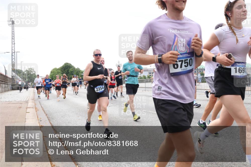 29.06.2025 - hella hamburg halbmarathon Lena Gebhardt http://msf.ph/oto/8381668 29.06.2025 10:40:18 Lombardsbrücke 2254, 6750, 1691, 1018, 1037, 1058, 1076, 1291, 1586, 1691, 1899, 2019, 2109, 2254, 2313, 2515, 2572, 2762, 2763, 2866, 2888, 3237, 3293, 3295, 3515, 3607, 3808, 3810, 3882, 3883, 3884, 4173, 4271, 4471, 4756, 4906, 5059, 5113, 5229, 5263, 5351, 5352, 5654, 5702, 5877, 5901, 5975, 6076, 6097, 6229, 6278, 6280, 6363, 6463, 6548, 6673, 6698, 6750, 6866, 6876, 6890, 6920, 7045, 7108, 7174, 7455, 7456, 7675, 7850, 8107, 8307, 8378, 8391, 8612 meine-sportfotos.de