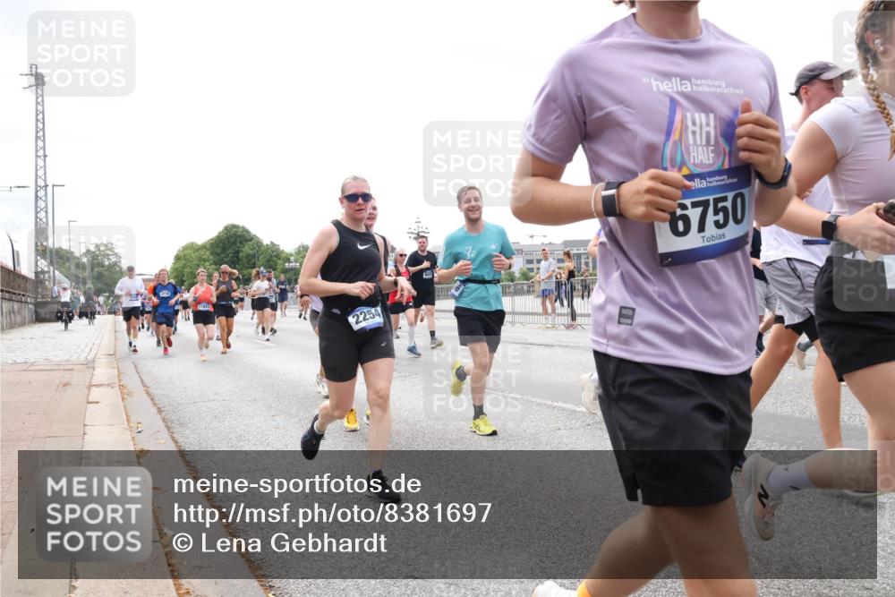 29.06.2025 - hella hamburg halbmarathon Lena Gebhardt http://msf.ph/oto/8381697 29.06.2025 10:40:18 Lombardsbrücke 4756, 11653, 2254, 008, 6750, 1018, 1037, 1058, 1076, 1291, 1586, 1691, 1899, 2019, 2109, 2254, 2313, 2515, 2572, 2762, 2763, 2866, 2888, 3237, 3293, 3295, 3515, 3607, 3808, 3810, 3882, 3883, 3884, 4173, 4271, 4471, 4756, 4906, 5059, 5113, 5229, 5263, 5351, 5352, 5654, 5702, 5877, 5901, 5975, 6076, 6097, 6229, 6278, 6280, 6363, 6463, 6548, 6673, 6698, 6750, 6866, 6876, 6890, 6920, 7045, 7108, 7174, 7455, 7456, 7675, 7850, 8107, 8307, 8378, 8391, 8612 meine-sportfotos.de