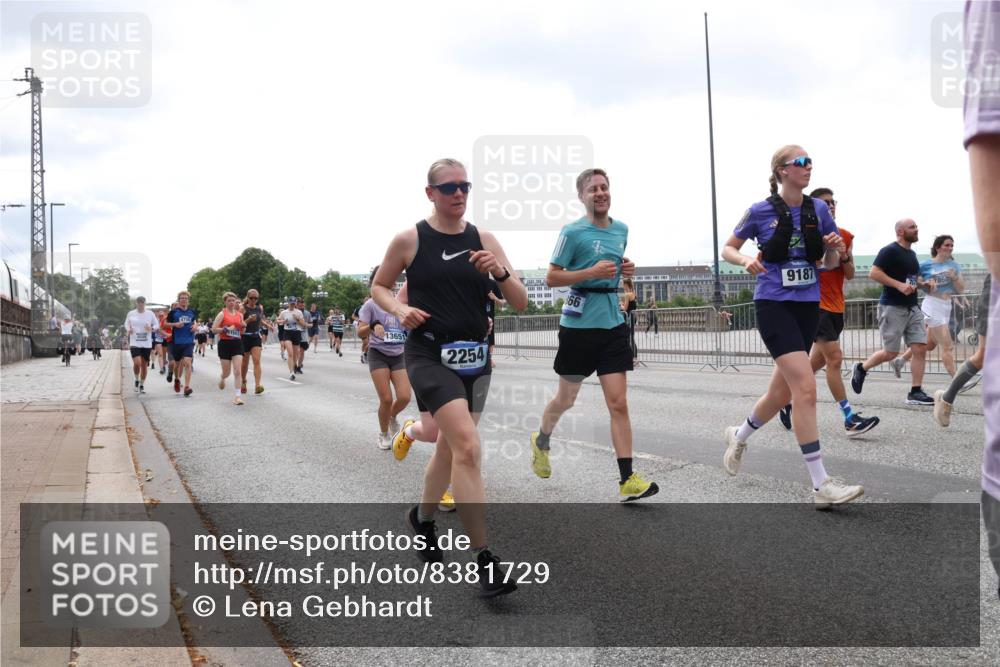 29.06.2025 - hella hamburg halbmarathon Lena Gebhardt http://msf.ph/oto/8381729 29.06.2025 10:40:19 Lombardsbrücke 13651, 2254, 99, 9187, 1018, 1037, 1058, 1076, 1291, 1586, 1691, 1899, 2019, 2109, 2254, 2515, 2572, 2762, 2763, 2866, 2888, 3237, 3293, 3295, 3515, 3607, 3808, 3810, 3882, 3883, 3884, 4173, 4271, 4411, 4471, 4756, 4906, 5059, 5113, 5229, 5263, 5351, 5352, 5654, 5702, 5877, 5901, 5975, 6076, 6097, 6229, 6278, 6280, 6363, 6463, 6548, 6673, 6698, 6750, 6866, 6876, 6890, 6920, 7045, 7108, 7174, 7455, 7456, 7675, 7850, 8107, 8307, 8378, 8391, 8612 meine-sportfotos.de