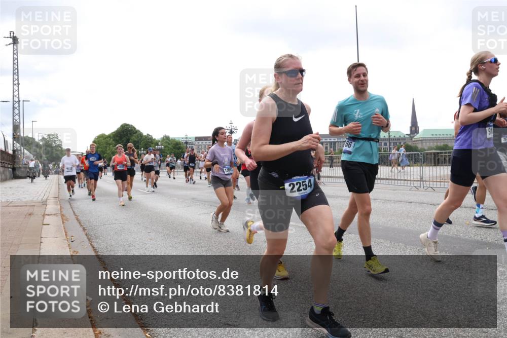 29.06.2025 - hella hamburg halbmarathon Lena Gebhardt http://msf.ph/oto/8381814 29.06.2025 10:40:19 Lombardsbrücke 4756, 11653, 13651, 2254, 66, 1018, 1037, 1058, 1076, 1291, 1586, 1691, 1899, 2019, 2109, 2254, 2515, 2572, 2762, 2763, 2866, 2888, 3237, 3293, 3295, 3515, 3607, 3808, 3810, 3882, 3883, 3884, 4173, 4271, 4411, 4471, 4756, 4906, 5059, 5113, 5229, 5263, 5351, 5352, 5654, 5702, 5877, 5901, 5975, 6076, 6097, 6229, 6278, 6280, 6363, 6463, 6548, 6673, 6698, 6750, 6866, 6876, 6890, 6920, 7045, 7108, 7174, 7455, 7456, 7675, 7850, 8107, 8307, 8378, 8391, 8612 meine-sportfotos.de