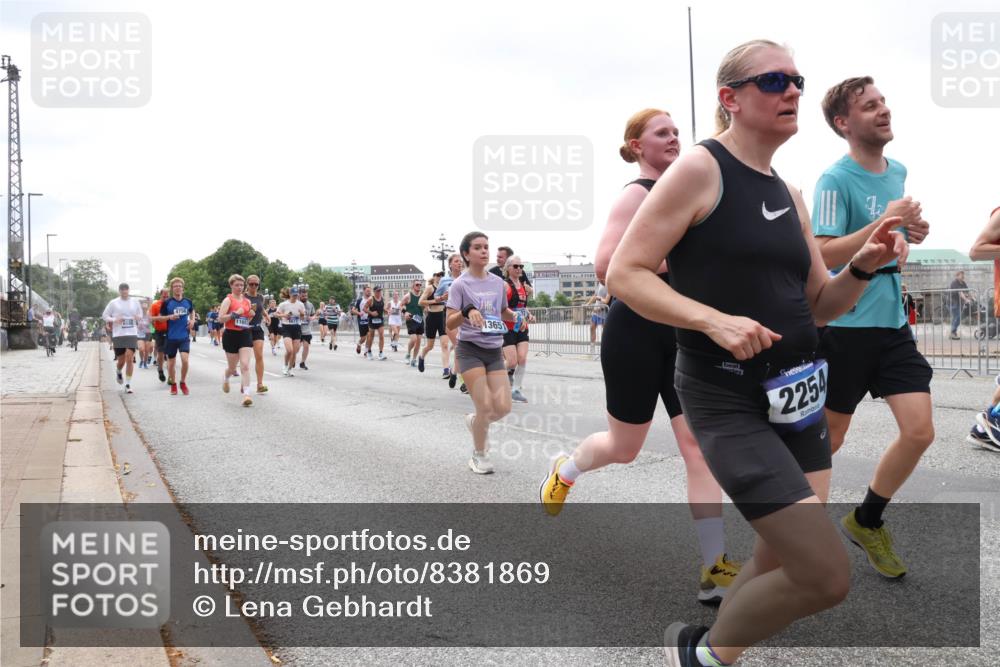 29.06.2025 - hella hamburg halbmarathon Lena Gebhardt http://msf.ph/oto/8381869 29.06.2025 10:40:19 Lombardsbrücke 4756, 13651, 225, 1018, 1037, 1058, 1076, 1291, 1586, 1691, 1899, 2019, 2109, 2254, 2515, 2572, 2762, 2763, 2866, 2888, 3237, 3293, 3295, 3515, 3607, 3808, 3810, 3882, 3883, 3884, 4173, 4271, 4411, 4471, 4756, 4906, 5059, 5113, 5229, 5263, 5351, 5352, 5654, 5702, 5877, 5901, 5975, 6076, 6097, 6229, 6278, 6280, 6363, 6463, 6548, 6673, 6698, 6750, 6866, 6876, 6890, 6920, 7045, 7108, 7174, 7455, 7456, 7675, 7850, 8107, 8307, 8378, 8391, 8612 meine-sportfotos.de