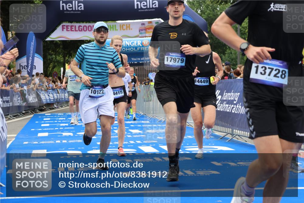 29.06.2025 - hella hamburg halbmarathon Strokosch-Dieckow http://msf.ph/oto/8381912 29.06.2025 10:46:59 Ziel 1139, 1460, 1689, 4091, 4377, 5472, 6700, 9794, 10122, 12579, 13728, 14385, 14415, 14449, 14594, 14783, 15825, 16081, 17979 meine-sportfotos.de
