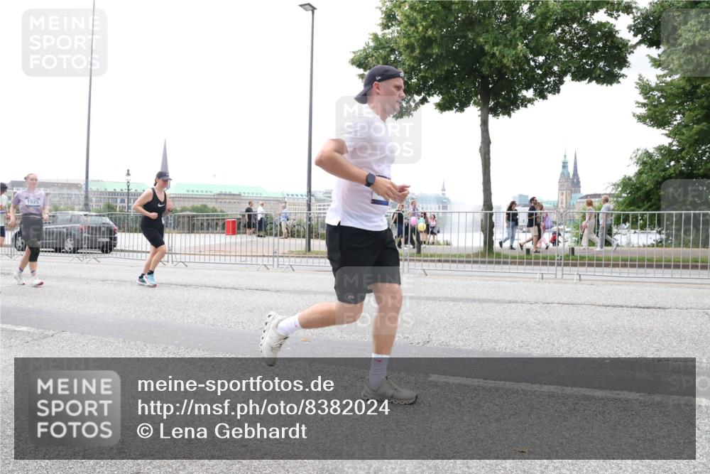 29.06.2025 - hella hamburg halbmarathon Lena Gebhardt http://msf.ph/oto/8382024 29.06.2025 10:49:32 Lombardsbrücke 1525, 1040, 1041, 1525, 1625, 1805, 1888, 2067, 2395, 2466, 2527, 2541, 2668, 2713, 2862, 2927, 2997, 3070, 3086, 3183, 3232, 3383, 3943, 4403, 4525, 4527, 4589, 4769, 4809, 5076, 5106, 5118, 5463, 5552, 5694, 6191, 6694, 6979, 6989, 7301, 7305, 7339, 7366, 7650, 7679, 7931, 7936, 8065, 8549, 9162, 9245, 9261, 9341, 9359, 10033, 10038, 10130, 10333, 10403, 10479, 10704, 10782, 10785, 11031, 11192, 11558, 11631, 12124, 12388, 13764, 14692 meine-sportfotos.de