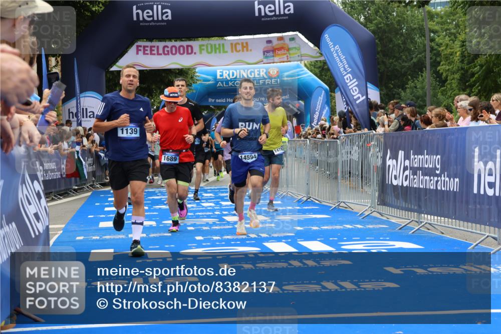 29.06.2025 - hella hamburg halbmarathon Strokosch-Dieckow http://msf.ph/oto/8382137 29.06.2025 10:46:55 Ziel 1139, 1689, 4091, 4377, 9794, 10122, 13728, 13940, 14385, 14415, 14449, 14594, 14783, 15825, 16081, 17172, 17492, 17892, 17979, 19105 meine-sportfotos.de